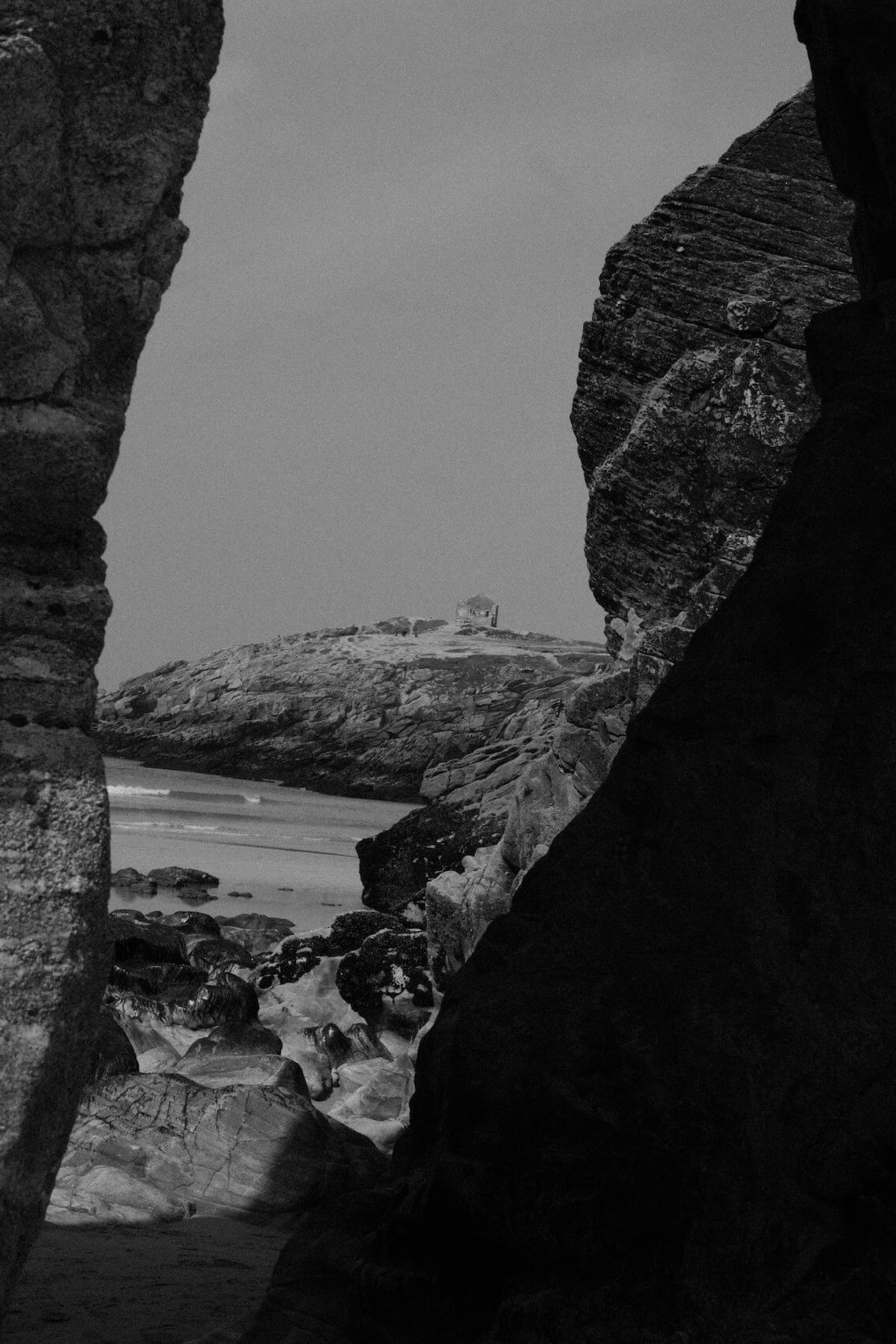 Eine schwarz-weiß aufnahme des Strandes